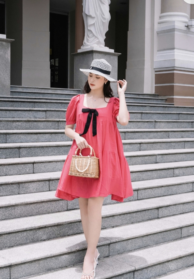 Váy babydoll phối cùng túi xách tôn lên nét đẹp dịu dàng - Ảnh 2.