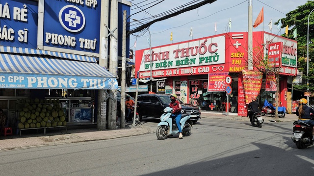 TP.HCM: Công an xác minh clip nhóm người giằng co, đánh túi bụi nam thanh niên- Ảnh 2. TP.HCM: Công an xác minh clip nhóm người giằng co, đánh túi bụi nam thanh niên- Ảnh 2.