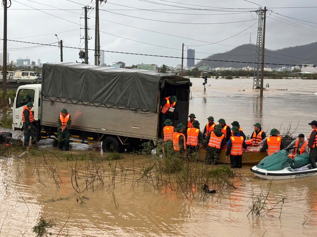 Quy Nhơn ngập lụt lịch sử: Thiếu t&aacute; bi&ecirc;n ph&ograve;ng bị thương khi cứu d&acirc;n- Ảnh 1.