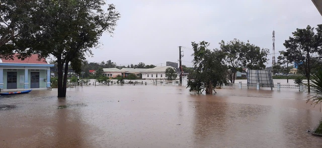 Mưa lũ Gia Lai dần giảm nhưng nhiều khu vực vẫn bị ngập &uacute;ng nghi&ecirc;m trọng - Ảnh 1.