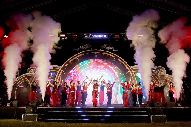 Văn Ph&uacute; được vinh danh Top 100 nơi l&agrave;m việc tốt nhất Việt Nam 2025 - Ảnh 4.