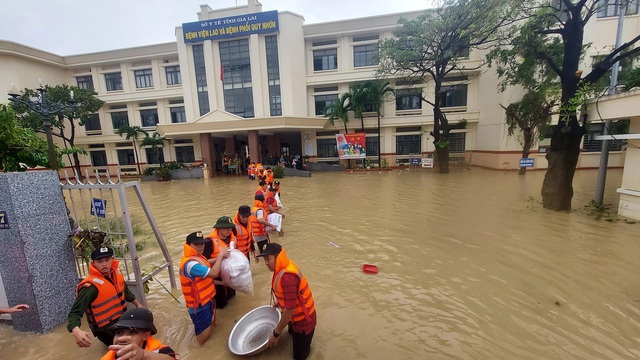 Tổng lực ứng phó ngập lụt lịch sử - Ảnh 4.