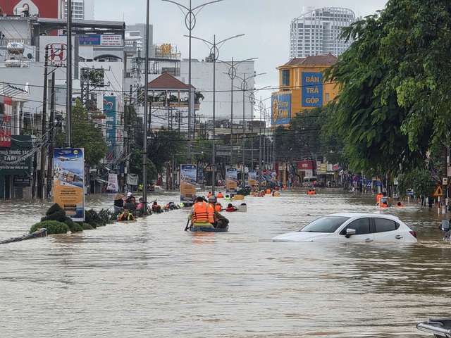 Tổng lực ứng phó ngập lụt lịch sử - Ảnh 3.