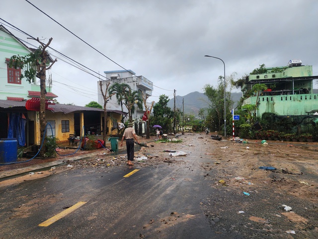 Vùng lũ Đắk Lắk: Bùn non, rác thải bủa vây, người dân khẩn thiết cứu trợ - Ảnh 2.
