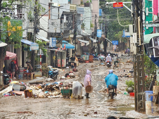 Vùng lũ Đắk Lắk: Bùn non, rác thải bủa vây, người dân khẩn thiết cứu trợ - Ảnh 1.