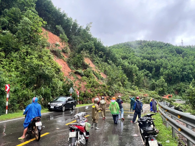Đ&egrave;o Phượng Ho&agrave;ng sạt lở, giao th&ocirc;ng chia cắt từ Đắk Lắk về Ph&uacute; Y&ecirc;n cũ- Ảnh 1.