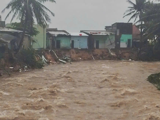 Kh&aacute;nh H&ograve;a: Sạt lở khu vực đ&egrave;o Cổ M&atilde; v&agrave; đ&egrave;o Cả trong ngập lụt lịch sử- Ảnh 2.