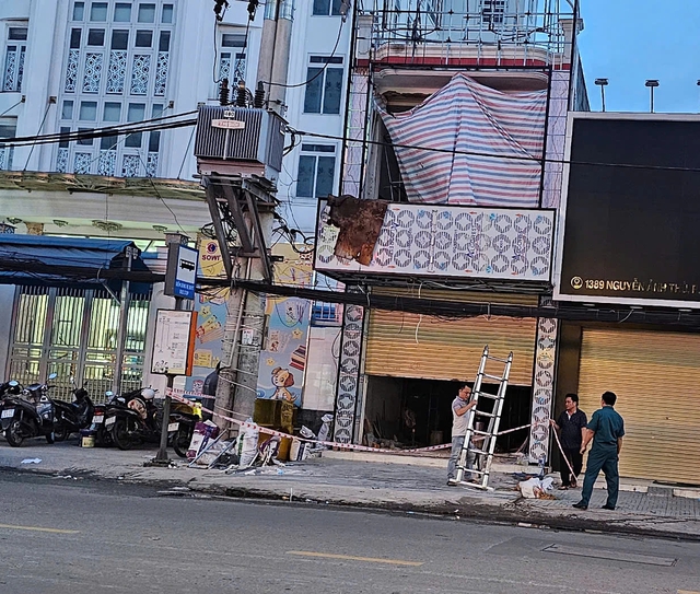 Người đ&agrave;n &ocirc;ng ở TP.HCM bị bỏng sau tiếng nổ nghi do ph&oacute;ng điện- Ảnh 1.