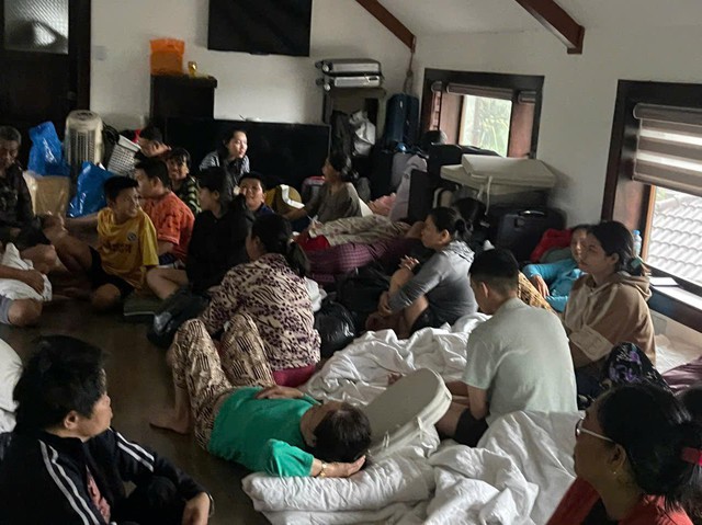 170 người mắc kẹt vì lũ kêu cứu khẩn cấp: 'Nước dâng cao, hết lương thực' - Ảnh 1.