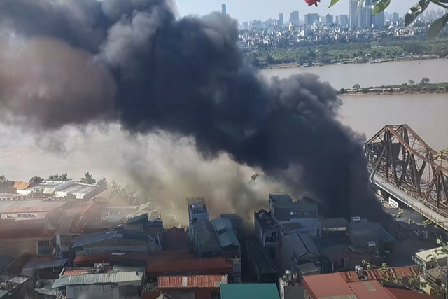 Ch&aacute;y qu&aacute;n lẩu dưới ch&acirc;n cầu Long Bi&ecirc;n, nhiều người th&aacute;o chạy - Ảnh 1.