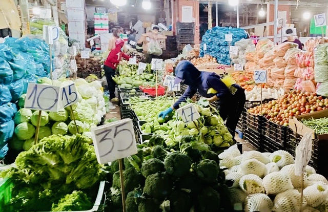 Đường Đà Lạt sạt lở nghiêm trọng, TP.HCM 'cơn sốt giá rau xanh' tăng nhiệt - Ảnh 5.