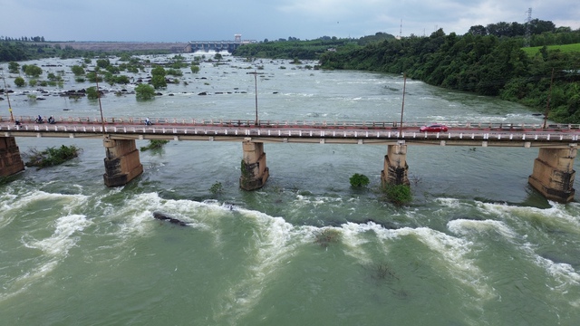 Thủy điện Trị An liên tục điều tiết nước lũ: Tăng, giảm rồi lại tăng- Ảnh 2. Thủy điện Trị An liên tục điều tiết nước lũ: Tăng, giảm rồi lại tăng- Ảnh 2.