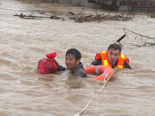 Bà con vùng ngập lụt Phú Yên cũ hãy gọi những số điện thoại cứu hộ này- Ảnh 1.