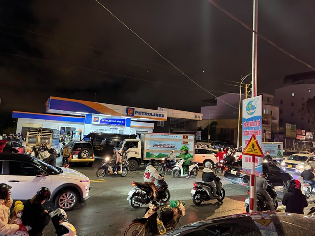 Cấm xe tải tr&ecirc;n 3,5 tấn qua đ&egrave;o T&agrave; Nung, người Đ&agrave; Lạt chen nhau mua xăng- Ảnh 4.