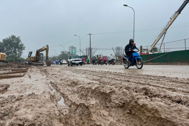 'Khốn khổ' với bùn lầy, nắng bụi khi thi công Vành đai 4- Ảnh 5.