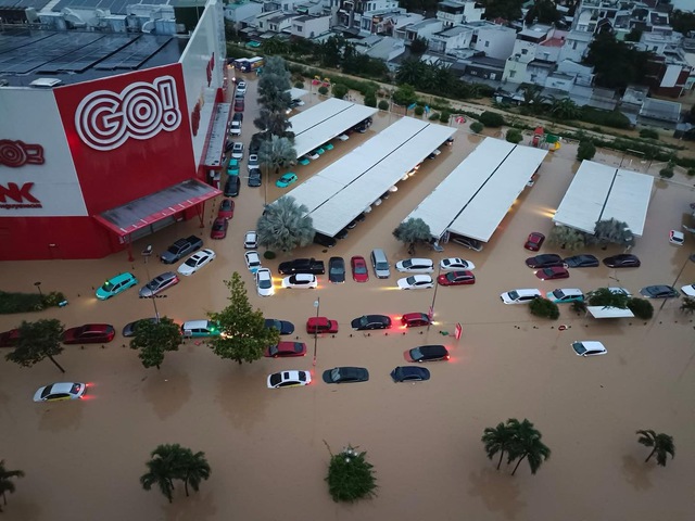 Khánh Hòa: Hàng trăm tin nhắn cầu cứu trong đêm khi lũ lên nhanh lịch sử - Ảnh 1.