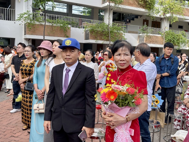 Hàng ngàn tân cử nhân cúi đầu tri ân thầy cô, cha mẹ- Ảnh 5.