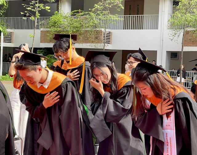 Hàng ngàn tân cử nhân cúi đầu tri ân thầy cô, cha mẹ- Ảnh 3.