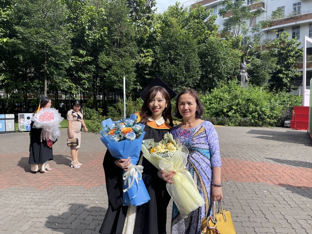 Hàng ngàn tân cử nhân cúi đầu tri ân thầy cô, cha mẹ- Ảnh 6.