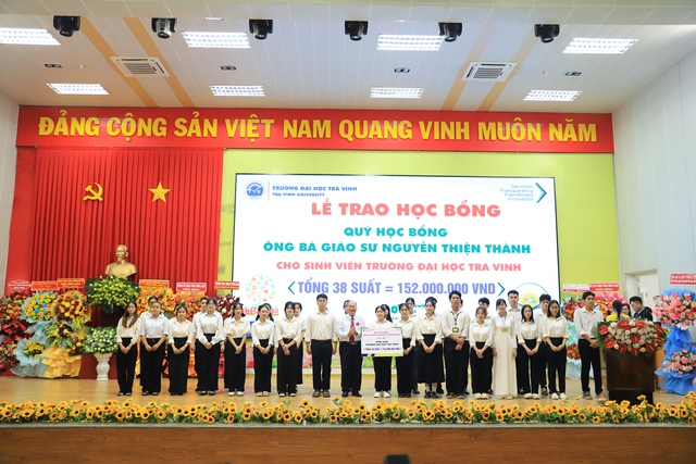 Trường ĐH Trà Vinh trao 200 suất học bổng trị giá hơn 1,1 tỉ đồng - Ảnh 2.