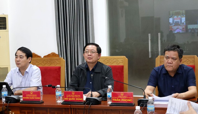 Trực thăng Bộ Quốc phòng thả hàng cứu trợ đến vùng lũ cô lập tại miền trung - Ảnh 1. Trực thăng Bộ Quốc phòng thả hàng cứu trợ đến vùng lũ cô lập tại miền trung - Ảnh 1.