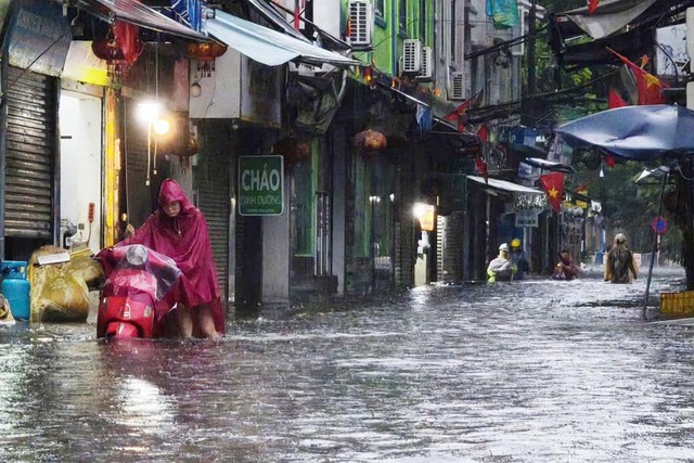 Cấp thiết giải quyết ngập lụt: Khi nào Hà Nội thoát cảnh 'sống chung với ngập'? - Ảnh 1.