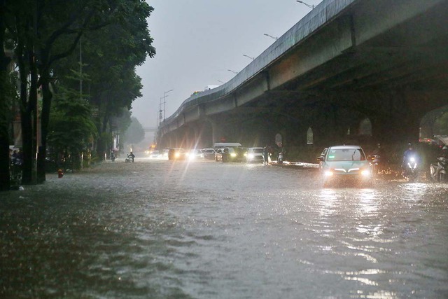 Cấp thiết giải quyết ngập lụt: Khi nào Hà Nội thoát cảnh 'sống chung với ngập'? - Ảnh 4.