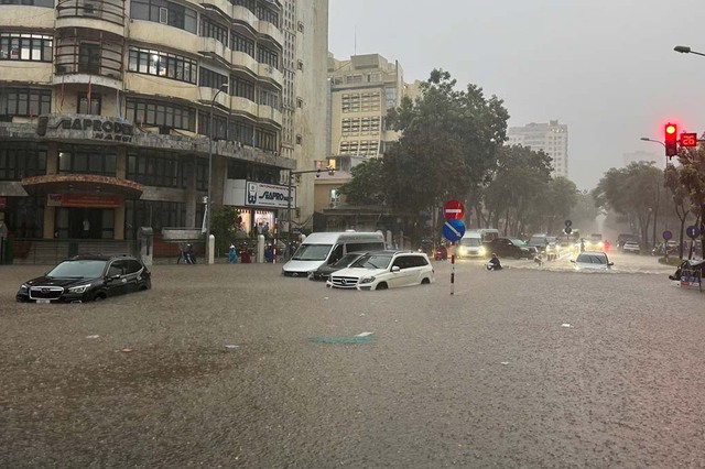 Cấp thiết giải quyết ngập lụt: Khi nào Hà Nội thoát cảnh 'sống chung với ngập'? - Ảnh 3.