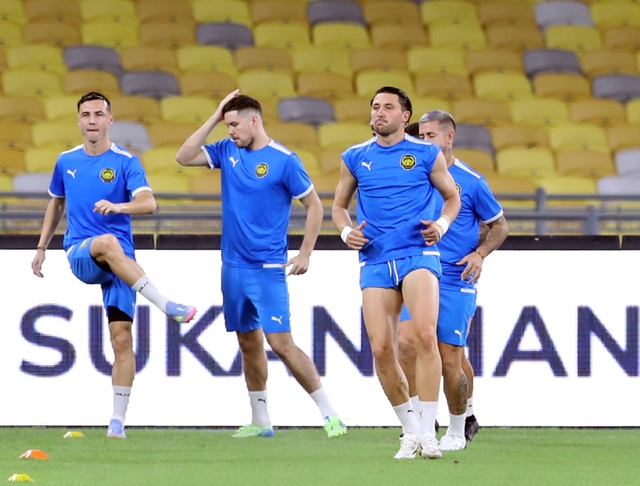 N&oacute;ng: Ch&iacute;nh phủ Malaysia tạm ngừng cấp kinh ph&iacute; cho đội tuyển, vẫn kh&ocirc;ng d&aacute;m 'x&oacute;a sổ' FAM v&igrave;&hellip;- Ảnh 1.