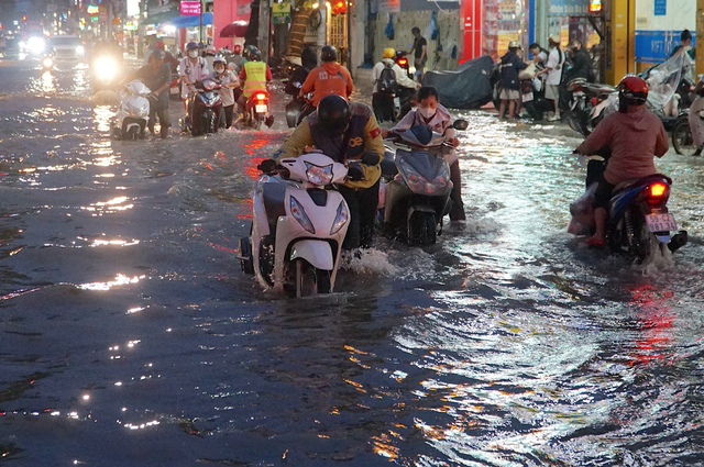 Hôm nay bắt đầu vào đỉnh triều cường, TP.HCM nhiều nơi lại ngập nặng - Ảnh 1.