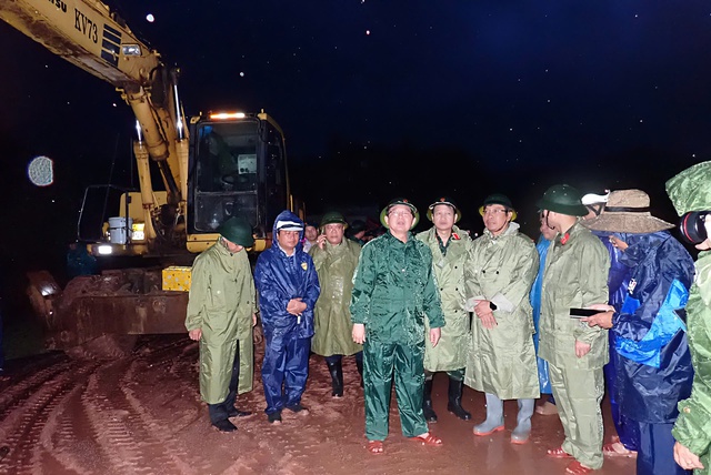 Bằng mọi gi&aacute; phải tiếp cận cứu d&acirc;n rốn ngập lụt Kh&aacute;nh H&ograve;a trong đ&ecirc;m- Ảnh 2.