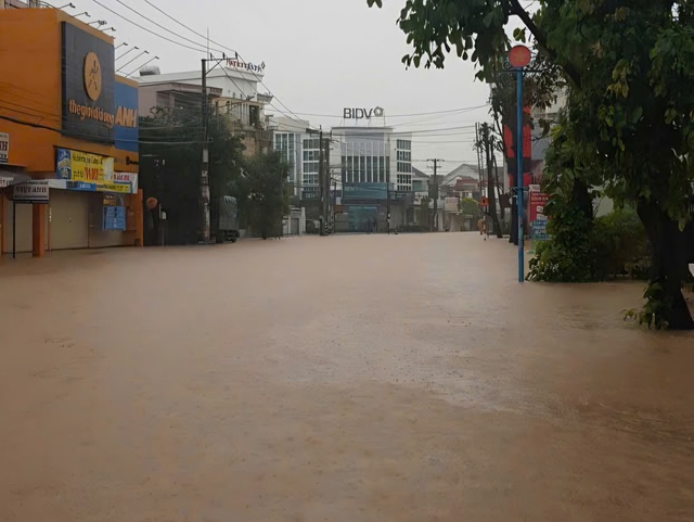 Khánh Hòa cảnh báo ngập sâu 3,5m, lũ trên sông Dinh vượt đỉnh lịch sử năm 1986- Ảnh 2. Khánh Hòa cảnh báo ngập sâu 3,5m, lũ trên sông Dinh vượt đỉnh lịch sử năm 1986- Ảnh 2.