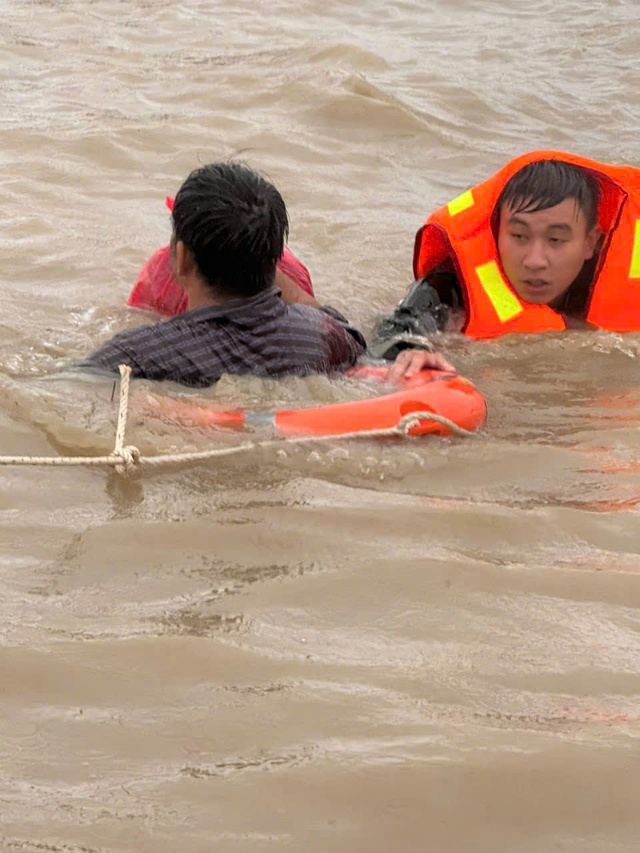 Bộ Quốc phòng điều máy bay trực thăng cứu trợ vùng lũ Khánh Hòa, Phú Yên cũ- Ảnh 3. Bộ Quốc phòng điều máy bay trực thăng cứu trợ vùng lũ Khánh Hòa, Phú Yên cũ- Ảnh 3.