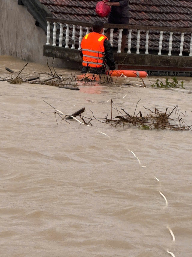 Bộ Quốc phòng điều máy bay trực thăng cứu trợ vùng lũ Khánh Hòa, Phú Yên cũ- Ảnh 4. Bộ Quốc phòng điều máy bay trực thăng cứu trợ vùng lũ Khánh Hòa, Phú Yên cũ- Ảnh 4.