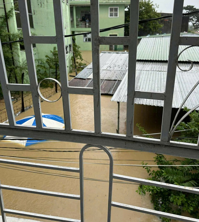 Khánh Hòa: Hàng trăm tin nhắn cầu cứu trong đêm khi lũ lên nhanh lịch sử - Ảnh 5.