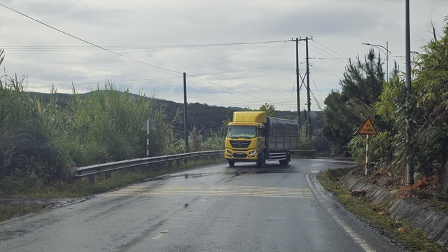Cấm xe tải tr&ecirc;n 3 , 5 tấn qua đ&egrave;o T&agrave; Nung để hạn chế sạt lở - Ảnh 1.