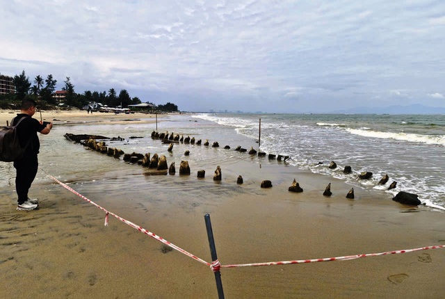 T&agrave;u cổ ph&aacute;t lộ ở bờ biển Hội An: Nguy cơ hủy hoại nếu chậm can thiệp - Ảnh 2.