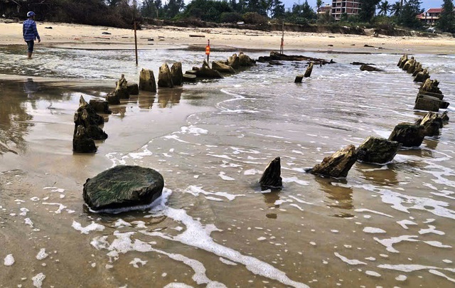 T&agrave;u cổ ph&aacute;t lộ ở bờ biển Hội An: Nguy cơ hủy hoại nếu chậm can thiệp - Ảnh 3.