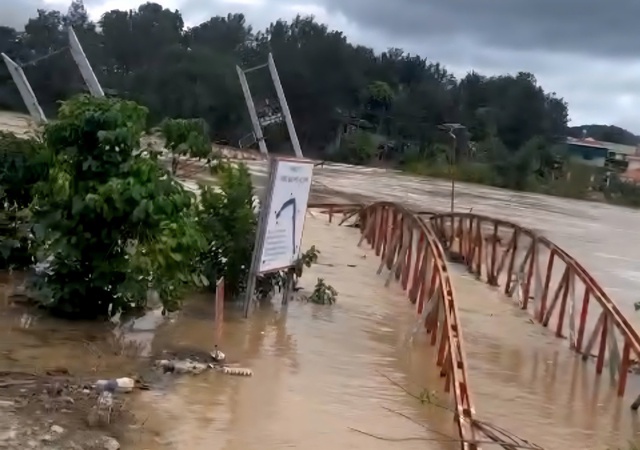 Nước lũ cuốn trôi cầu treo Phú Thiện ở Lâm Đồng gây khó khăn cho dân sinh - Ảnh 1.