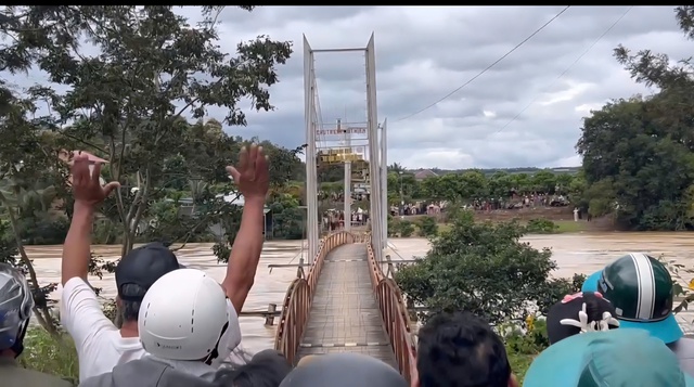 Nước lũ cuốn trôi cầu treo Phú Thiện ở Lâm Đồng gây khó khăn cho dân sinh - Ảnh 3.