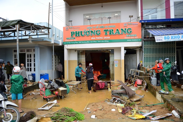 Qu&acirc;n khu 7 cử 1.000 c&aacute;n bộ, chiến sĩ hỗ trợ L&acirc;m Đồng khắc phục mưa lũ - Ảnh 4.