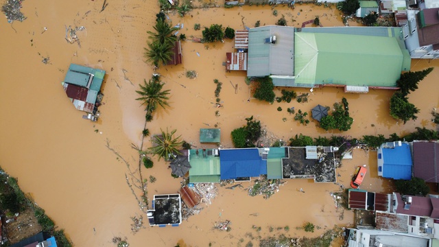 Qu&acirc;n khu 7 cử 1.000 c&aacute;n bộ, chiến sĩ hỗ trợ L&acirc;m Đồng khắc phục mưa lũ - Ảnh 3.