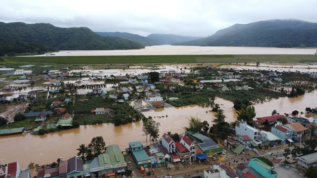 Qu&acirc;n khu 7 cử 1.000 c&aacute;n bộ, chiến sĩ hỗ trợ L&acirc;m Đồng khắc phục mưa lũ - Ảnh 1.