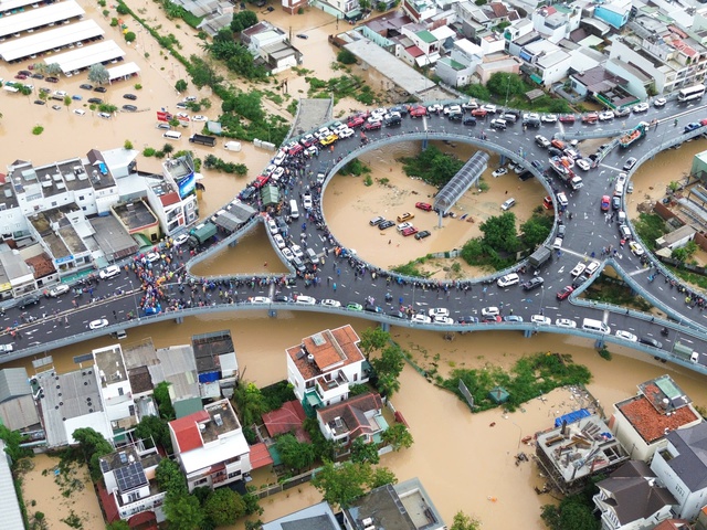 Biển nước ngập lụt Tây Nha Trang, vòng xoay Ngọc Hội thành nơi 'cứu' ô tô- Ảnh 5.