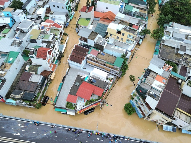 Biển nước ngập lụt Tây Nha Trang, vòng xoay Ngọc Hội thành nơi 'cứu' ô tô- Ảnh 7.