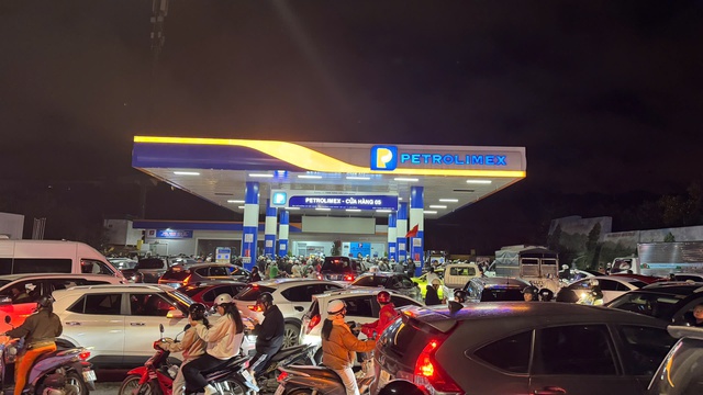 Cấm xe tải tr&ecirc;n 3,5 tấn qua đ&egrave;o T&agrave; Nung, người Đ&agrave; Lạt chen nhau mua xăng- Ảnh 1.