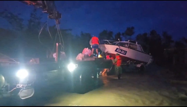 Xuyên đêm giải cứu hàng trăm người giữa lũ: Ghi nhận của PV Thanh Niên ở Đắk Lắk - Ảnh 1.