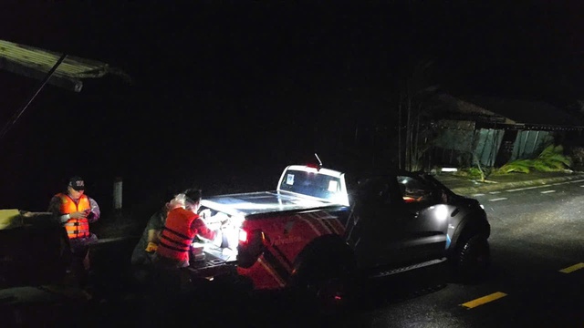 Xuyên đêm giải cứu hàng trăm người giữa lũ: Ghi nhận của PV Thanh Niên ở Đắk Lắk - Ảnh 3.