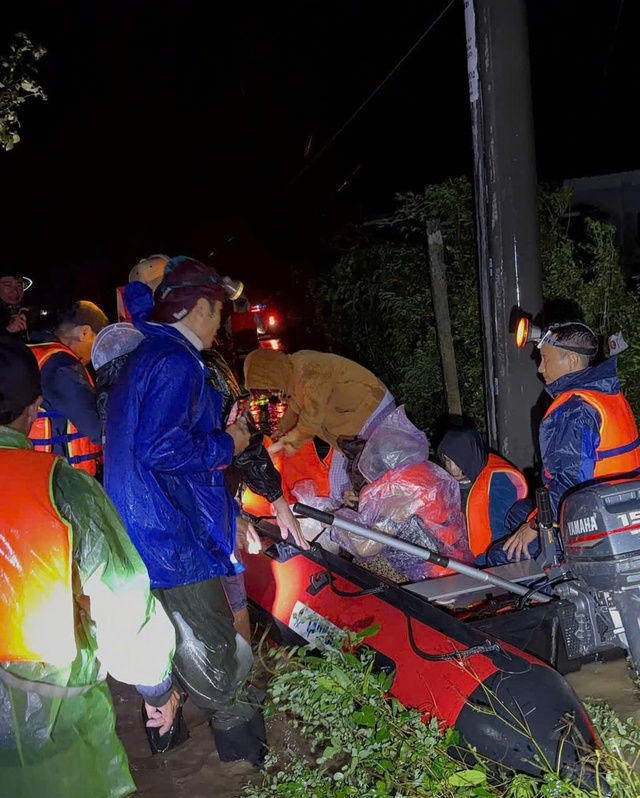 Xuyên đêm giải cứu hàng trăm người giữa lũ: Ghi nhận của PV Thanh Niên ở Đắk Lắk - Ảnh 2.