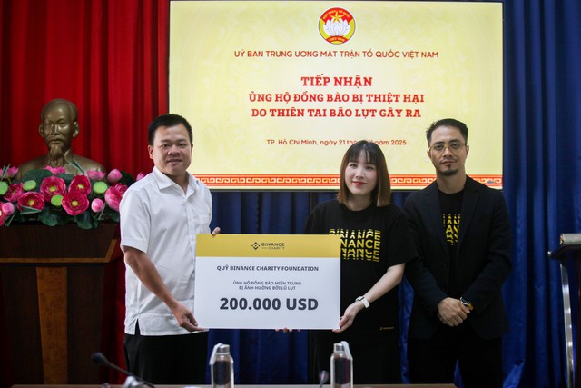 Ủng hộ miền Trung: MTTQ Việt Nam tiếp nhận hơn 5,2 tỉ đồng từ Binance Charity  - Ảnh 1.